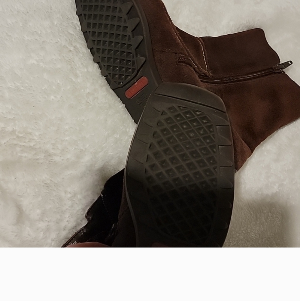 Boots - Picture 4 of 7